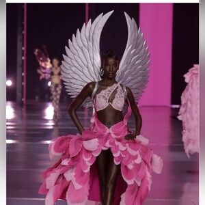 Victoria’s Secret 
Twinkle Lace One-Shoulder Monowire Bra & V-String Panty “L”